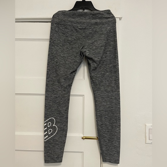 EUC Women’s Medium (27” X 27”) New Balance Graphic Logo Leggings/Tights In Grey - Picture 9 of 12